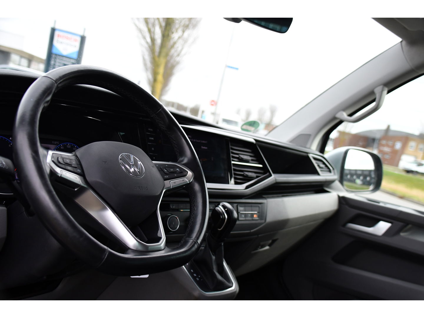 Volkswagen Transporter 2.0 TDI L2H1 30 DC Bulli Virtual, Adaptieve Cruise, Camera, Carplay, LED, Elektrische deur, Standkachel, Stoelverwarming, Trekhaak, Uniek!