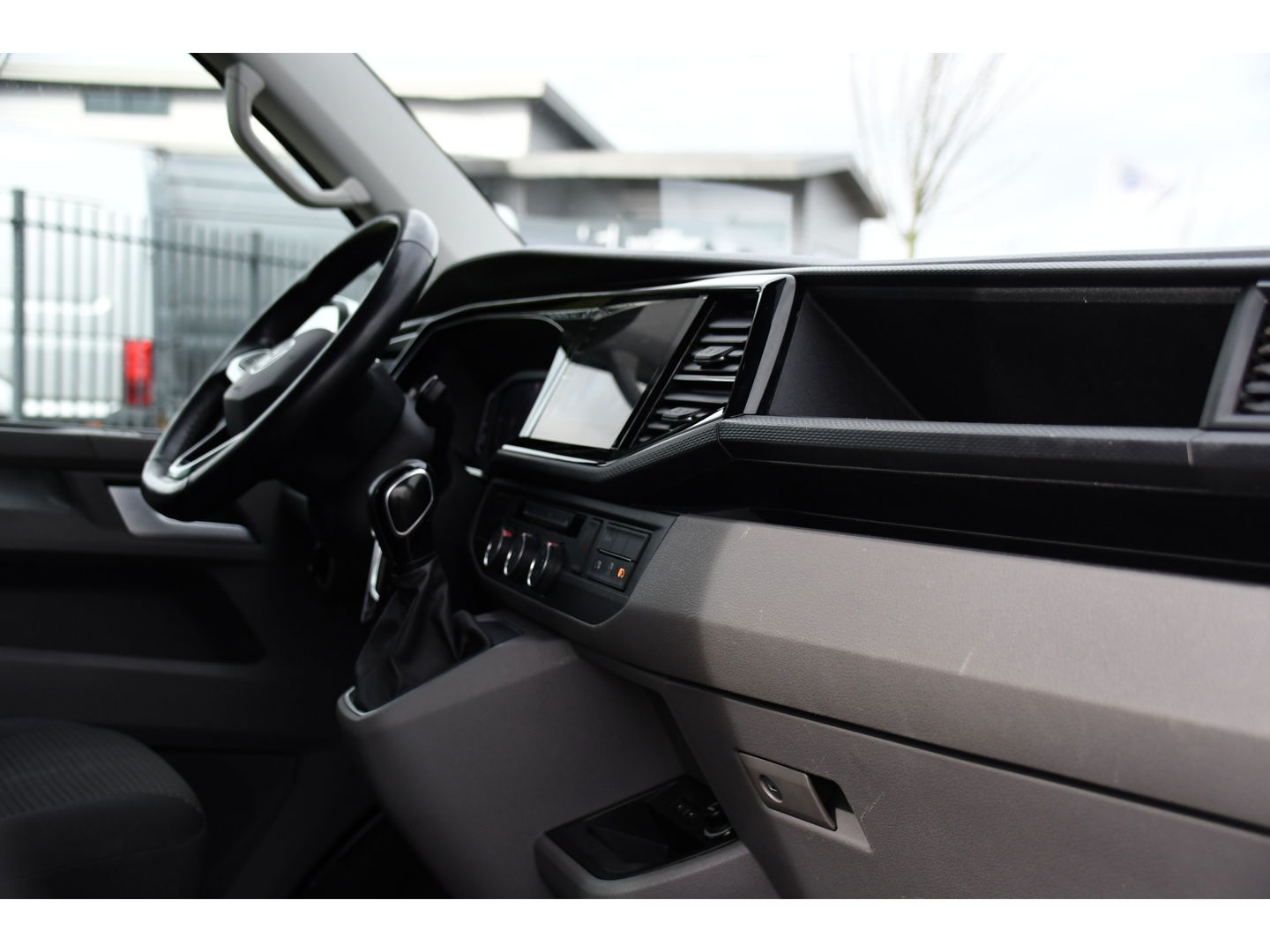 Volkswagen Transporter 2.0 TDI L2H1 30 DC Bulli Virtual, Adaptieve Cruise, Camera, Carplay, LED, Elektrische deur, Standkachel, Stoelverwarming, Trekhaak, Uniek!