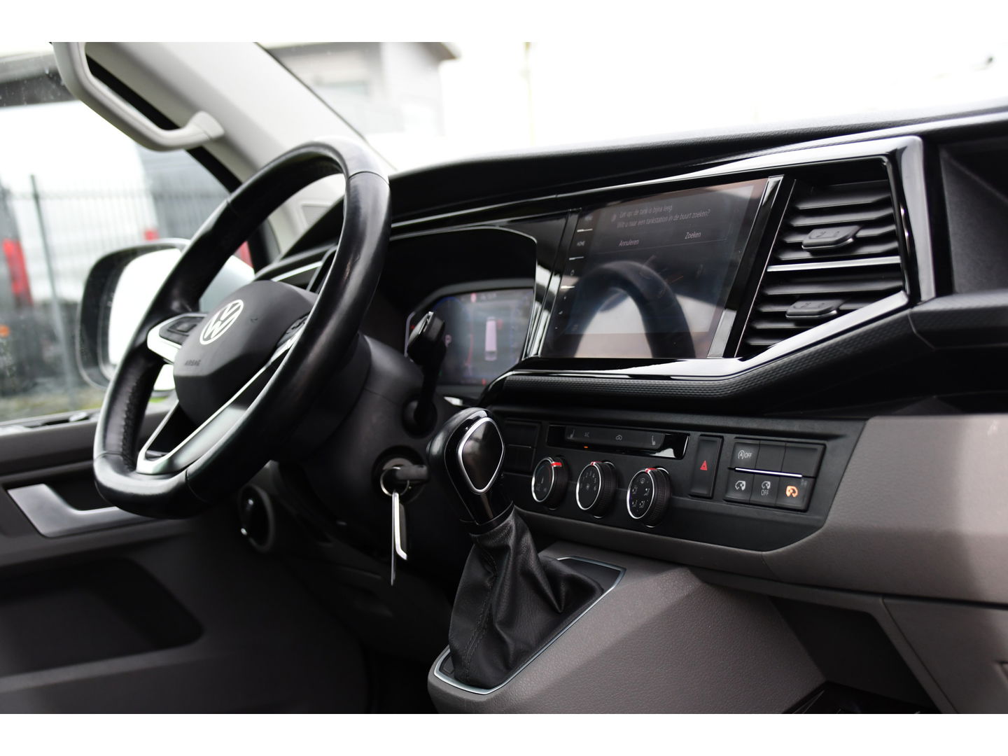 Volkswagen Transporter 2.0 TDI L2H1 30 DC Bulli Virtual, Adaptieve Cruise, Camera, Carplay, LED, Elektrische deur, Standkachel, Stoelverwarming, Trekhaak, Uniek!