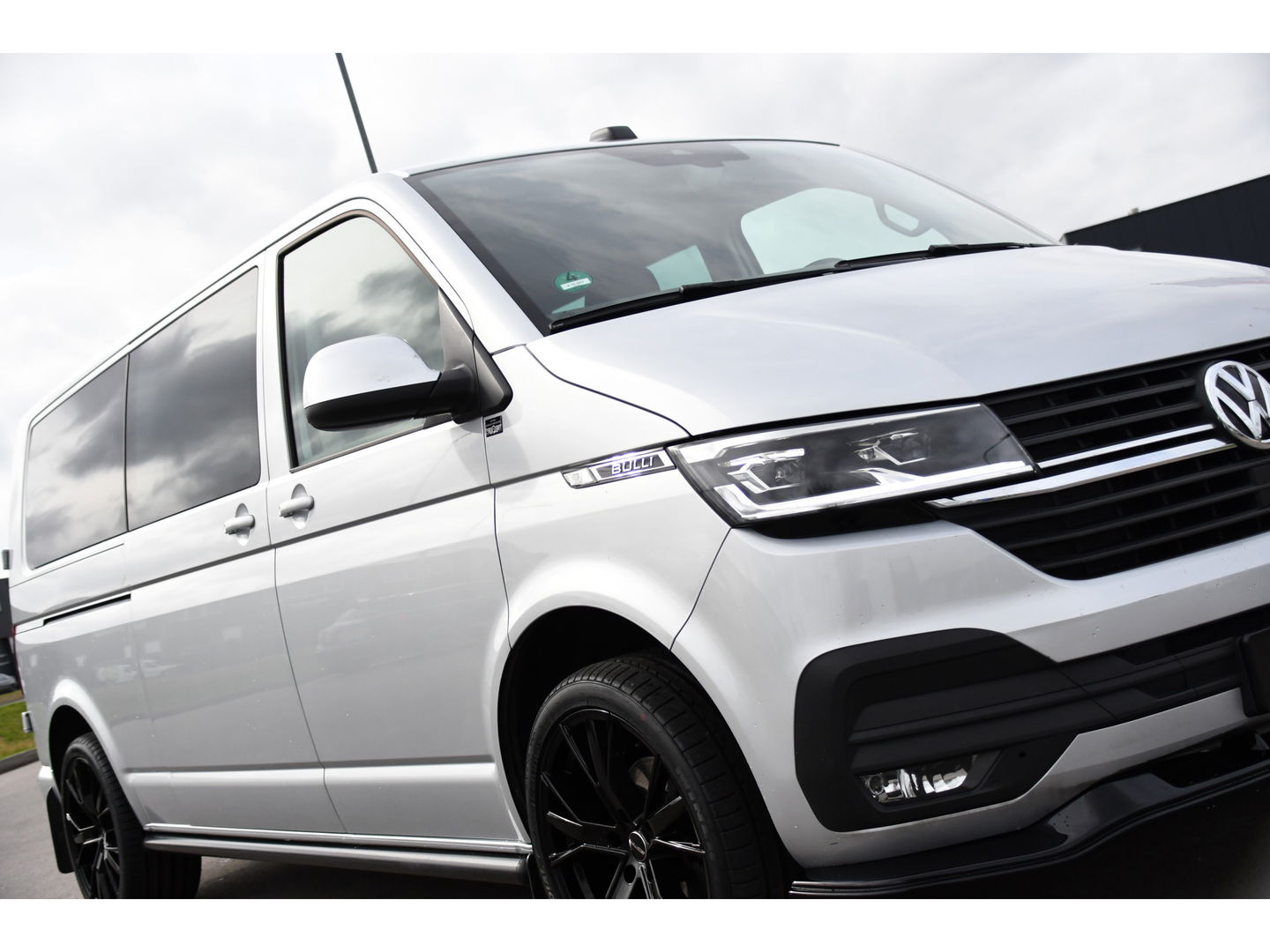 Volkswagen Transporter 2.0 TDI L2H1 30 DC Bulli Virtual, Adaptieve Cruise, Camera, Carplay, LED, Elektrische deur, Standkachel, Stoelverwarming, Trekhaak, Uniek!