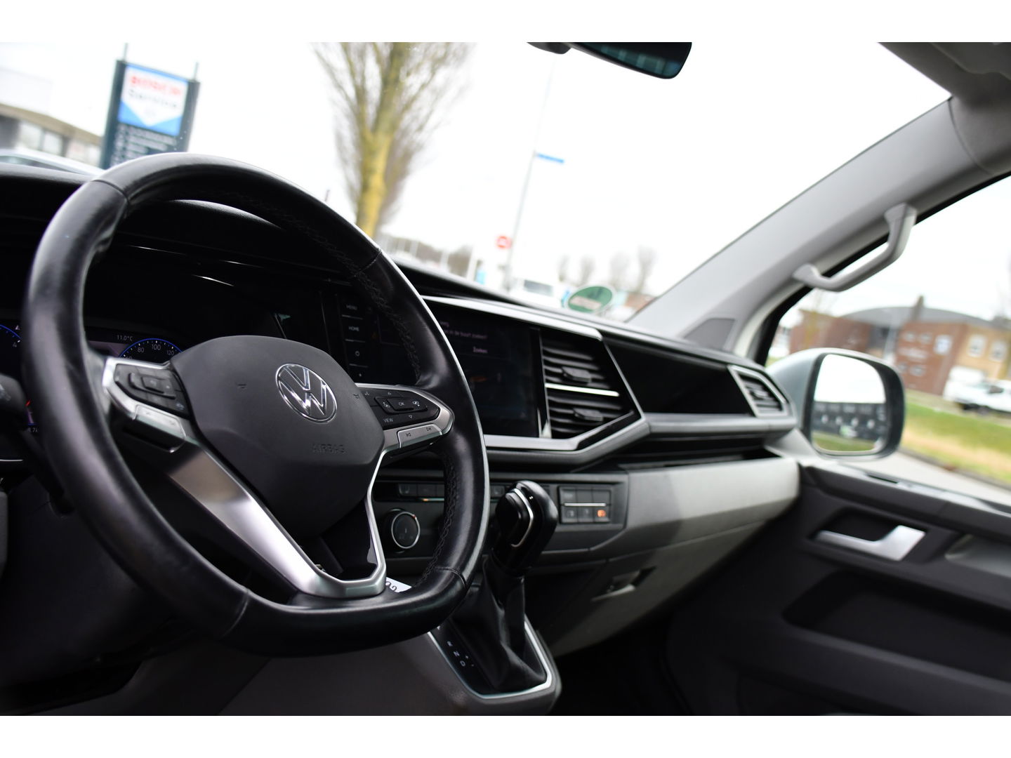 Volkswagen Transporter 2.0 TDI L2H1 30 DC Bulli Virtual, Adaptieve Cruise, Camera, Carplay, LED, Elektrische deur, Standkachel, Stoelverwarming, Trekhaak, Uniek!