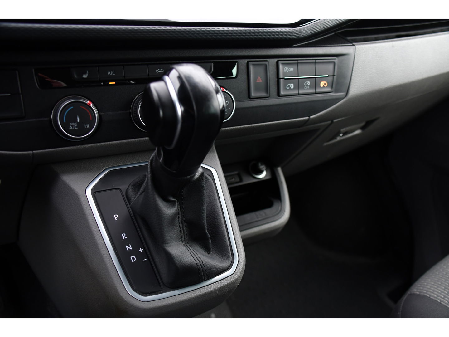 Volkswagen Transporter 2.0 TDI L2H1 30 DC Bulli Virtual, Adaptieve Cruise, Camera, Carplay, LED, Elektrische deur, Standkachel, Stoelverwarming, Trekhaak, Uniek!