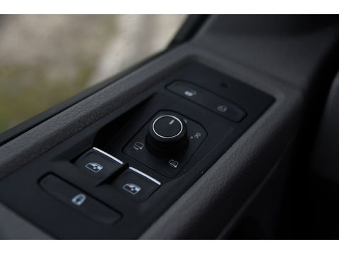 Volkswagen Transporter 2.0 TDI L2H1 30 DC Bulli Virtual, Adaptieve Cruise, Camera, Carplay, LED, Elektrische deur, Standkachel, Stoelverwarming, Trekhaak, Uniek!