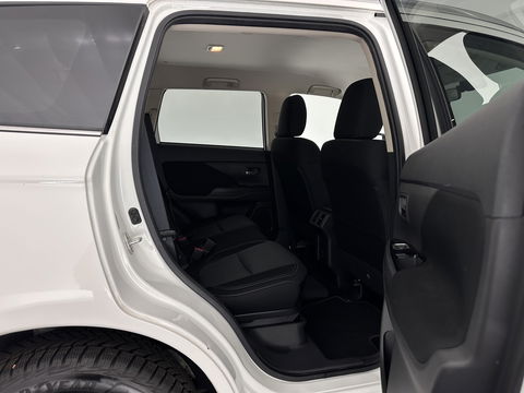 Mitsubishi Outlander 2.4 PHEV Pure (Plug-In) (INCL-BTW)  Aut *FULL-LED | KEYLESS | CAMERA | HEATED-COMFORTSEATS | ECC | SHIFTPADDLES | PDC | CRUISE | CARPLAY | PRIVACY-GLASS | DAB | TOWBAR | 16''ALU*