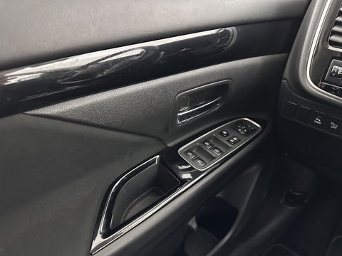 Mitsubishi Outlander 2.4 PHEV Pure (Plug-In) (INCL-BTW)  Aut *FULL-LED | KEYLESS | CAMERA | HEATED-COMFORTSEATS | ECC | SHIFTPADDLES | PDC | CRUISE | CARPLAY | PRIVACY-GLASS | DAB | TOWBAR | 16''ALU*