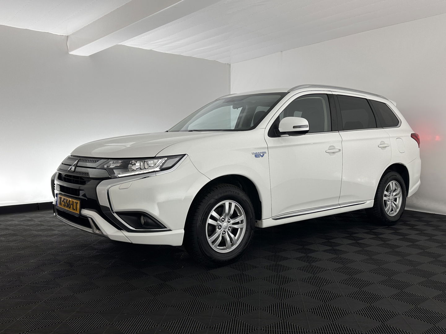 Mitsubishi Outlander 2.4 PHEV Pure (Plug-In) (INCL-BTW)  Aut *FULL-LED | KEYLESS | CAMERA | HEATED-COMFORTSEATS | ECC | SHIFTPADDLES | PDC | CRUISE | CARPLAY | PRIVACY-GLASS | DAB | TOWBAR | 16''ALU*