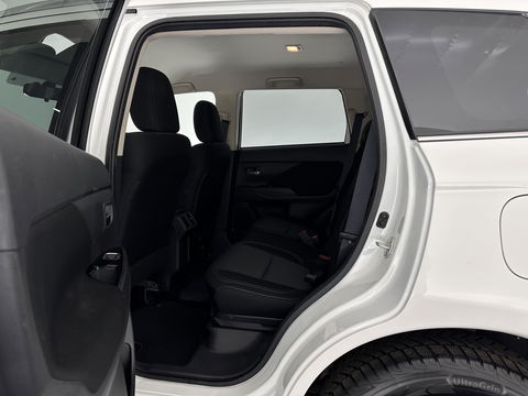 Mitsubishi Outlander 2.4 PHEV Pure (Plug-In) (INCL-BTW)  Aut *FULL-LED | KEYLESS | CAMERA | HEATED-COMFORTSEATS | ECC | SHIFTPADDLES | PDC | CRUISE | CARPLAY | PRIVACY-GLASS | DAB | TOWBAR | 16''ALU*