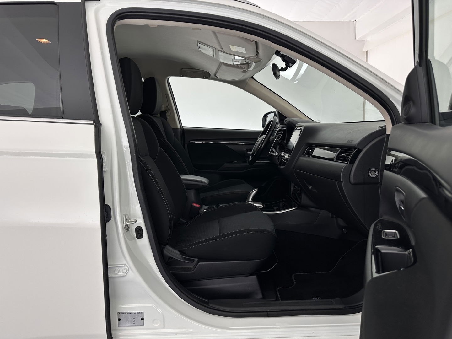 Mitsubishi Outlander 2.4 PHEV Pure (Plug-In) (INCL-BTW)  Aut *FULL-LED | KEYLESS | CAMERA | HEATED-COMFORTSEATS | ECC | SHIFTPADDLES | PDC | CRUISE | CARPLAY | PRIVACY-GLASS | DAB | TOWBAR | 16''ALU*