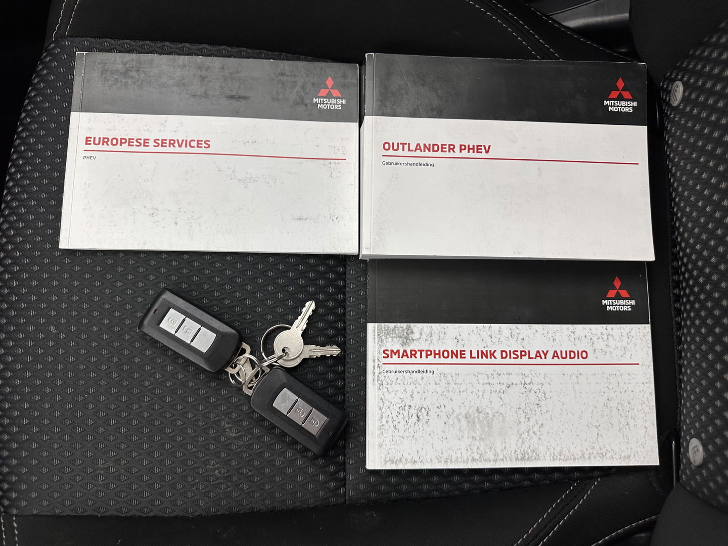 Mitsubishi Outlander 2.4 PHEV Pure (Plug-In) (INCL-BTW)  Aut *FULL-LED | KEYLESS | CAMERA | HEATED-COMFORTSEATS | ECC | SHIFTPADDLES | PDC | CRUISE | CARPLAY | PRIVACY-GLASS | DAB | TOWBAR | 16''ALU*