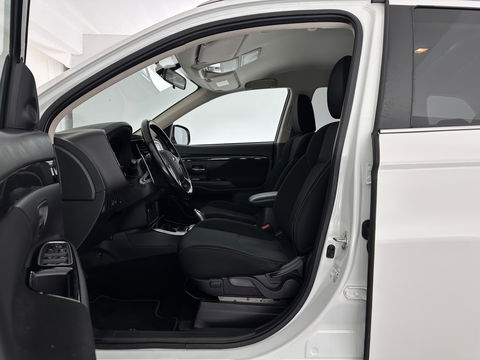 Mitsubishi Outlander 2.4 PHEV Pure (Plug-In) (INCL-BTW)  Aut *FULL-LED | KEYLESS | CAMERA | HEATED-COMFORTSEATS | ECC | SHIFTPADDLES | PDC | CRUISE | CARPLAY | PRIVACY-GLASS | DAB | TOWBAR | 16''ALU*