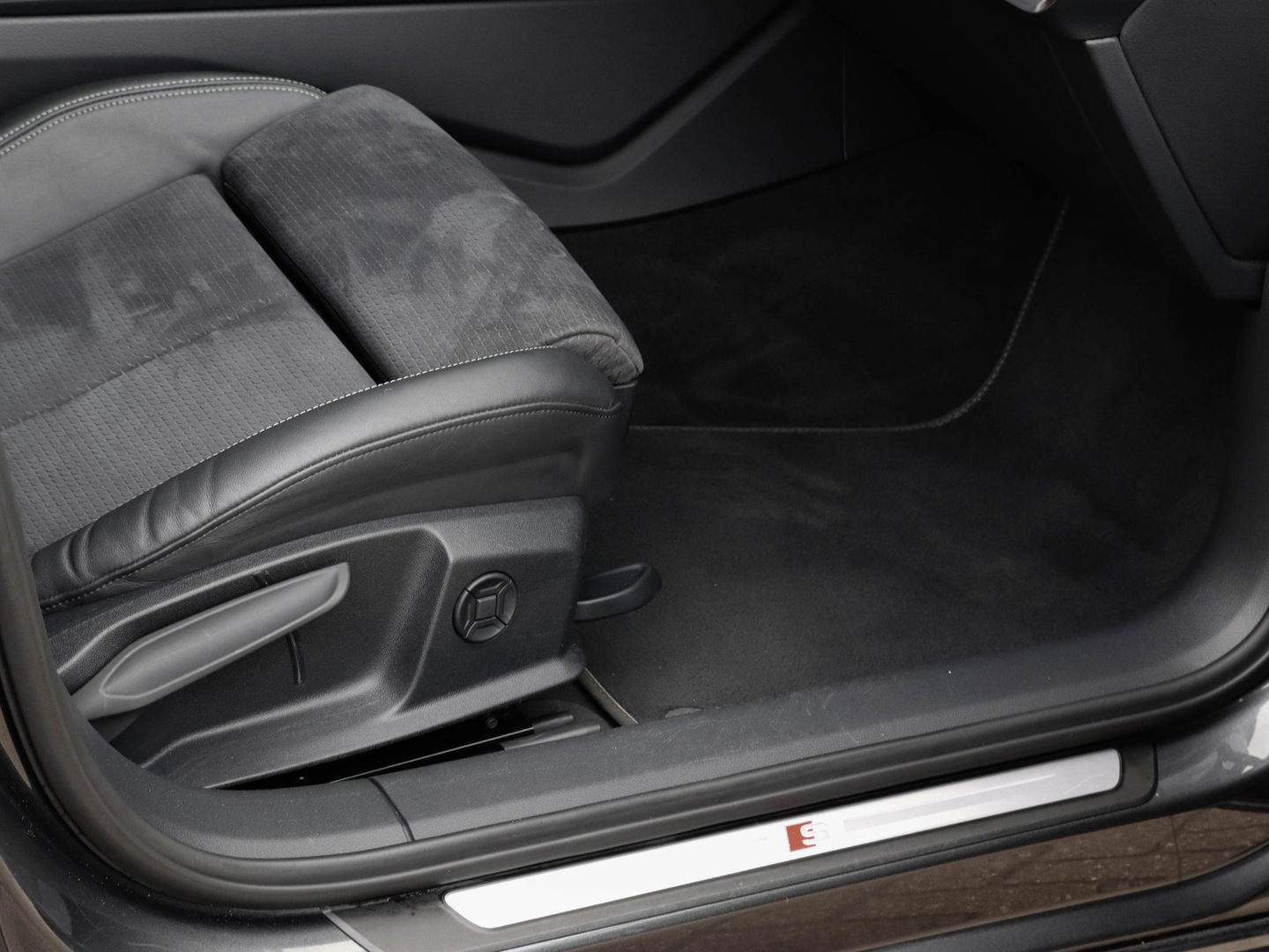 Audi A6 Avant 55 TFSIe Quattro S Line Competition 367pk ACC Pano Trekhaak Headup 360 Cam