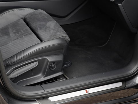 Audi A6 Avant 55 TFSIe Quattro S Line Competition 367pk ACC Pano Trekhaak Headup 360 Cam