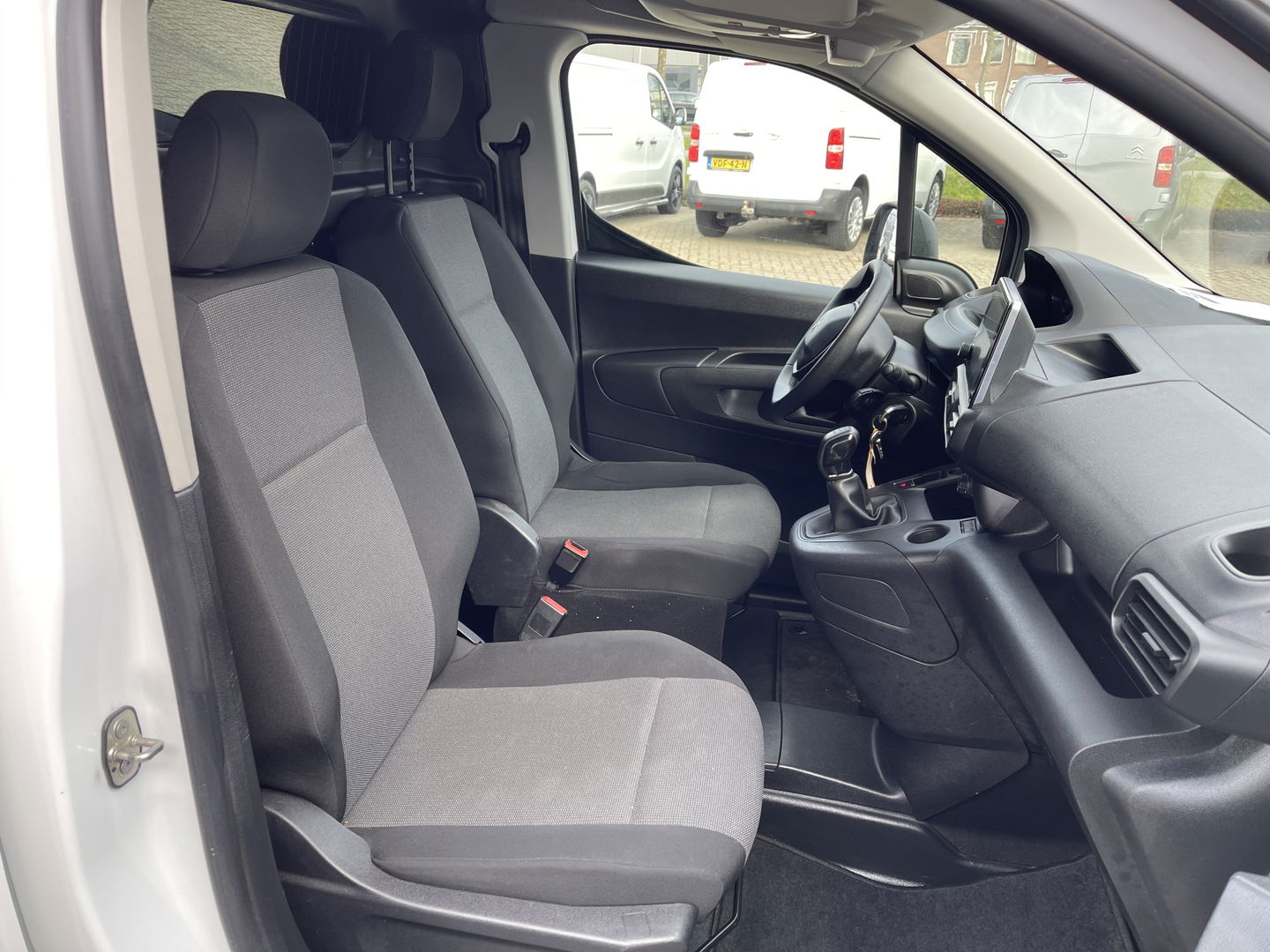 Peugeot Partner 1.5 BlueHDI Premium / vaste prijs rijklaar € 12.950 ex btw / euro 6 / bpm vrij / lease vanaf € 218 / airco / cruise / imperial / laadruimte ventilatie !