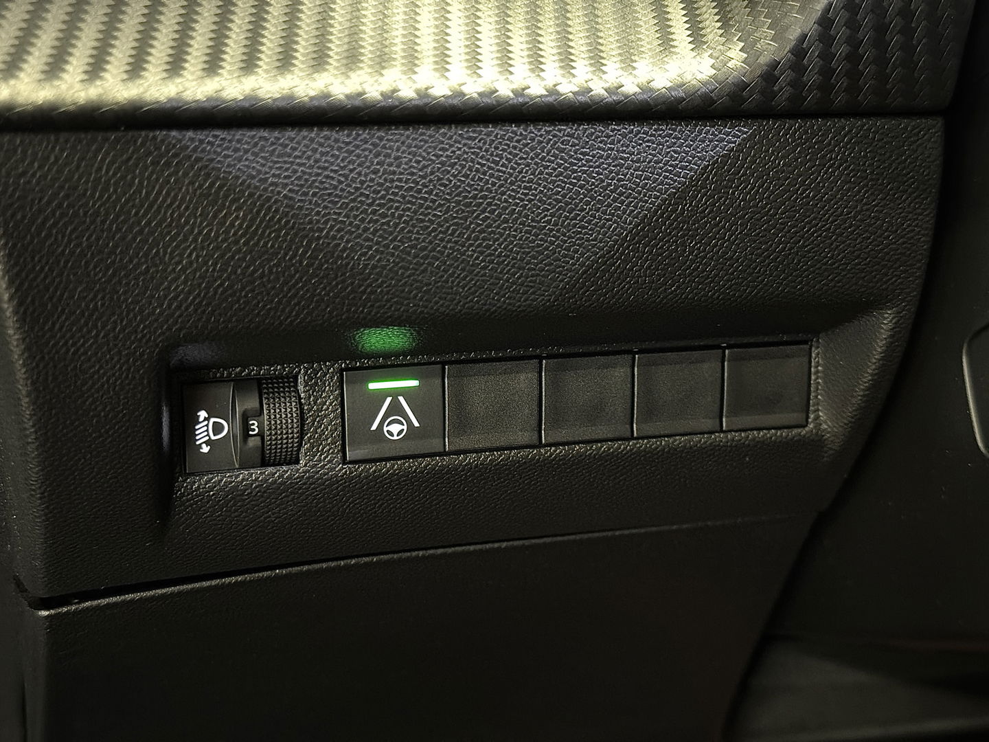 Peugeot 2008 1.2 PureTech 130 Allure | Automaat | 17'' lichtmetaal | Cruise control | Carplay | Android auto | LED | stoelverwarming |