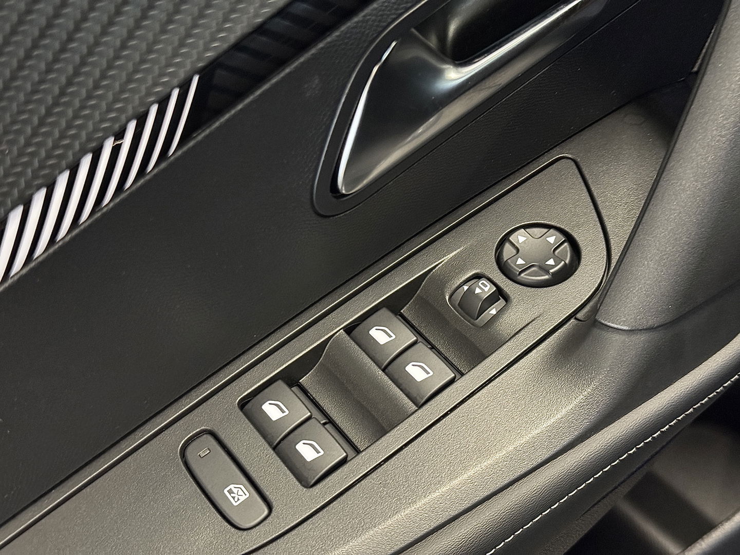 Peugeot 2008 1.2 PureTech 130 Allure | Automaat | 17'' lichtmetaal | Cruise control | Carplay | Android auto | LED | stoelverwarming |