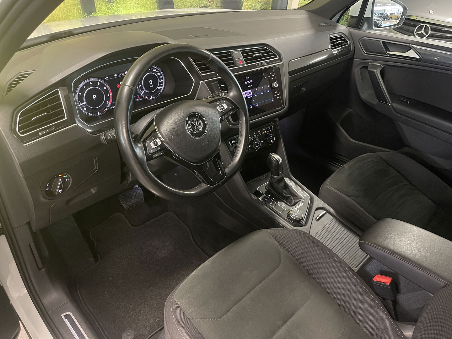 Volkswagen Tiguan 1.4 TSI 4Motion Highline Business R | Origineel Nederlands | Apple Carplay | Android Auto | Panorama dak | elektrische Trekhaak |