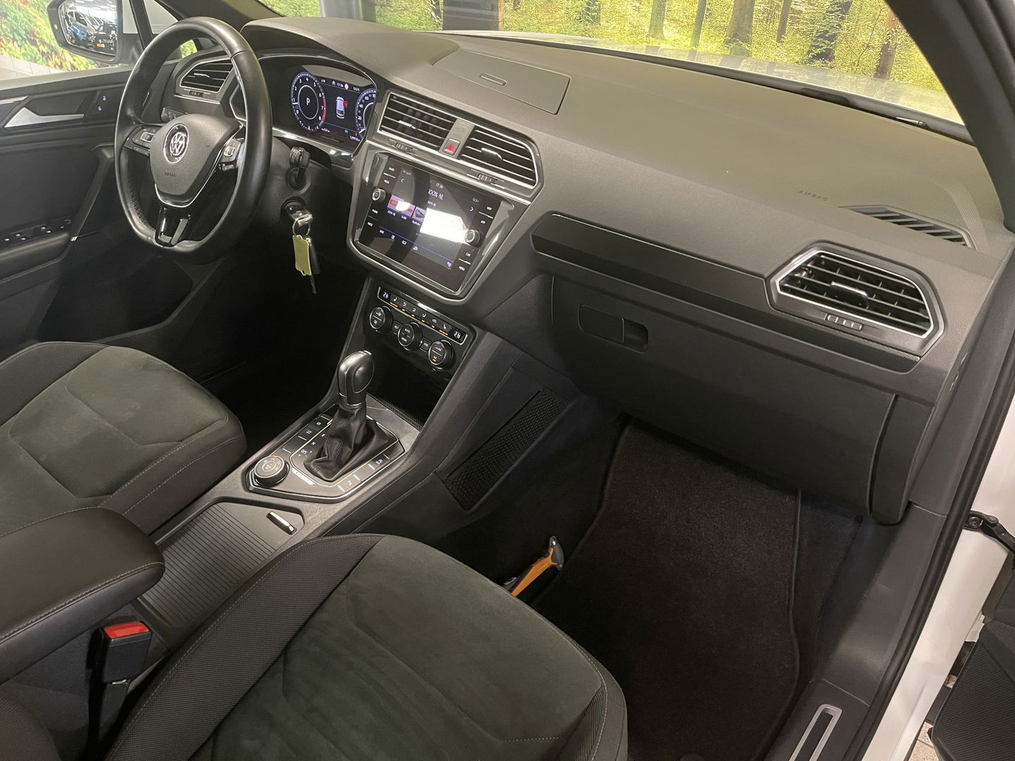 Volkswagen Tiguan 1.4 TSI 4Motion Highline Business R | Origineel Nederlands | Apple Carplay | Android Auto | Panorama dak | elektrische Trekhaak |