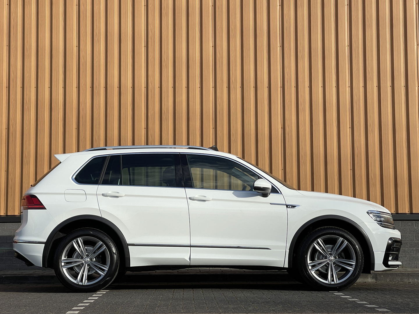 Volkswagen Tiguan 1.4 TSI 4Motion Highline Business R | Origineel Nederlands | Apple Carplay | Android Auto | Panorama dak | elektrische Trekhaak |