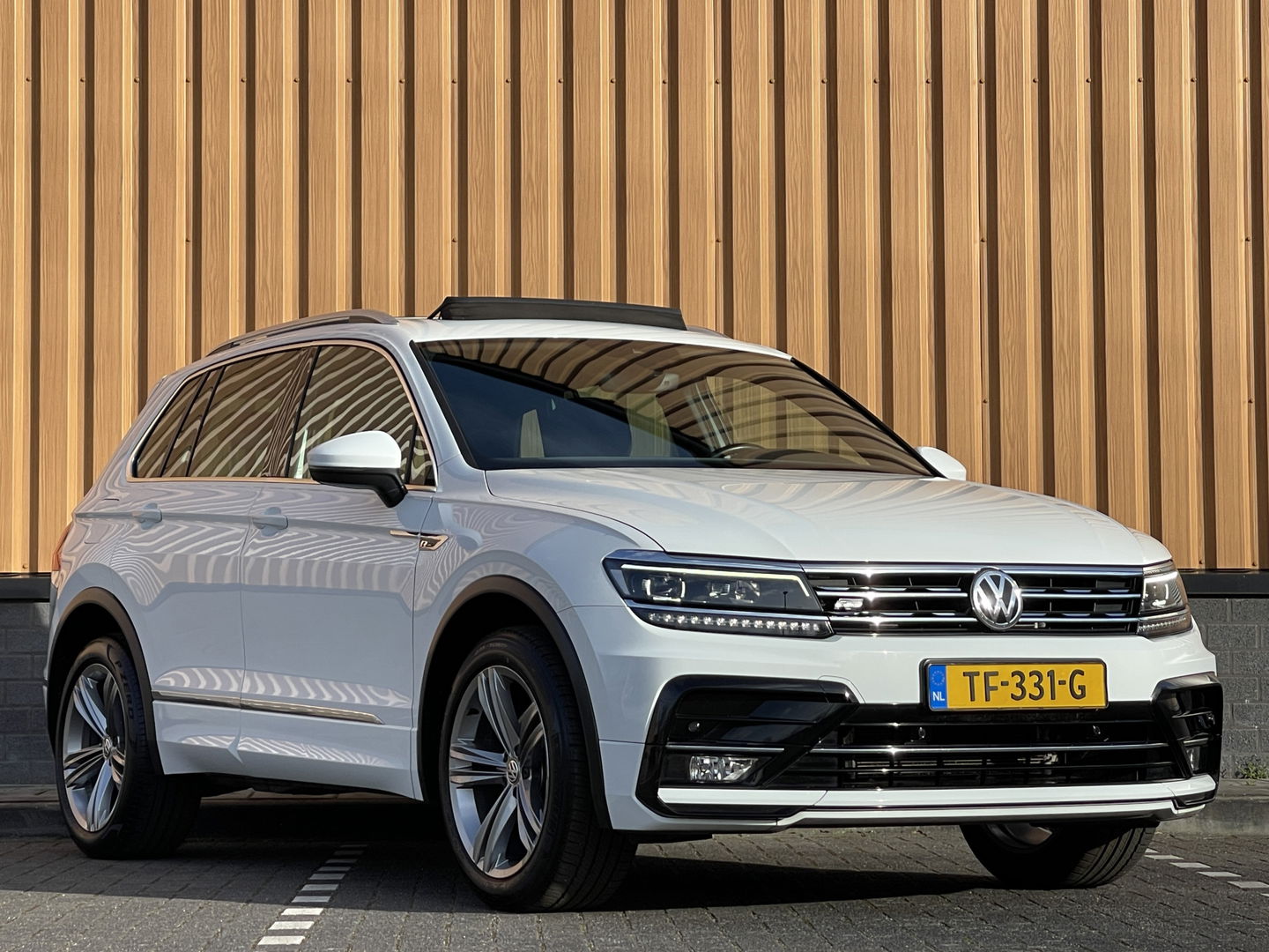 Volkswagen Tiguan 1.4 TSI 4Motion Highline Business R | Origineel Nederlands | Apple Carplay | Android Auto | Panorama dak | elektrische Trekhaak |