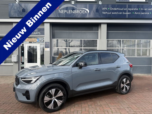 Volvo XC40 - 1.5 T4 Plug-in hybrid Plus Dark Dark Bj 2022 Trekhaak Km 56.000 | Facelift | Leder | 18" LMV