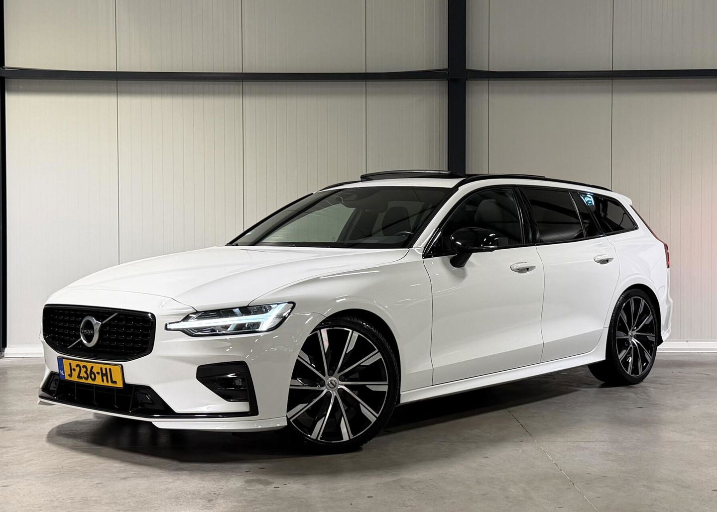 Volvo V60 2.0 B4 197PK R-Design Pano Camera H&K Leer Carplay