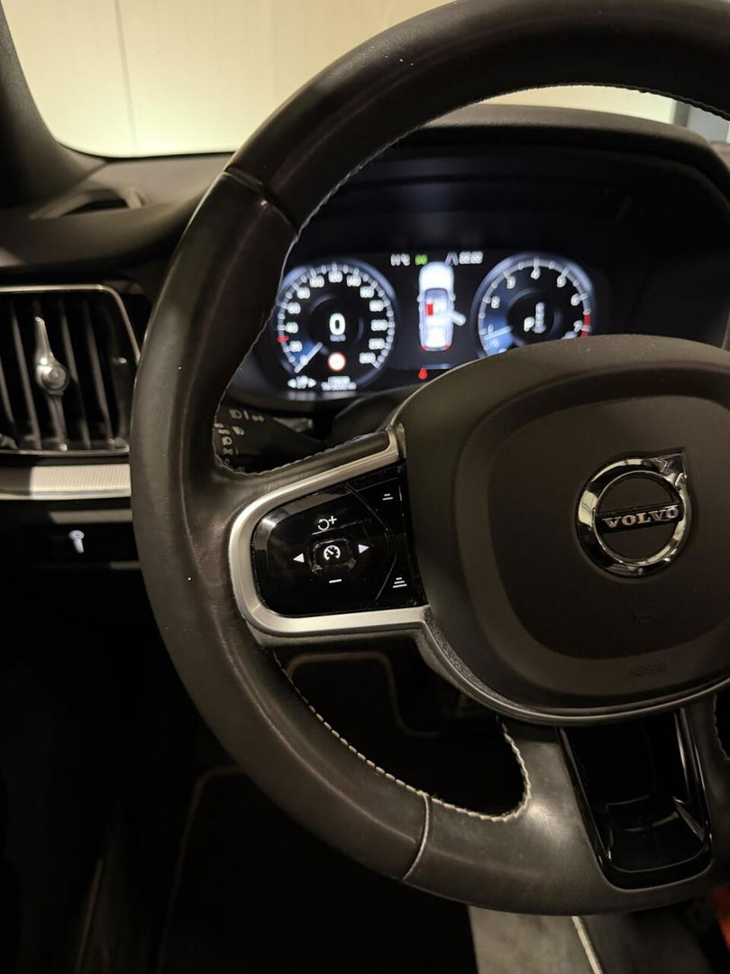 Volvo V60 2.0 B4 197PK R-Design Pano Camera H&K Leer Carplay