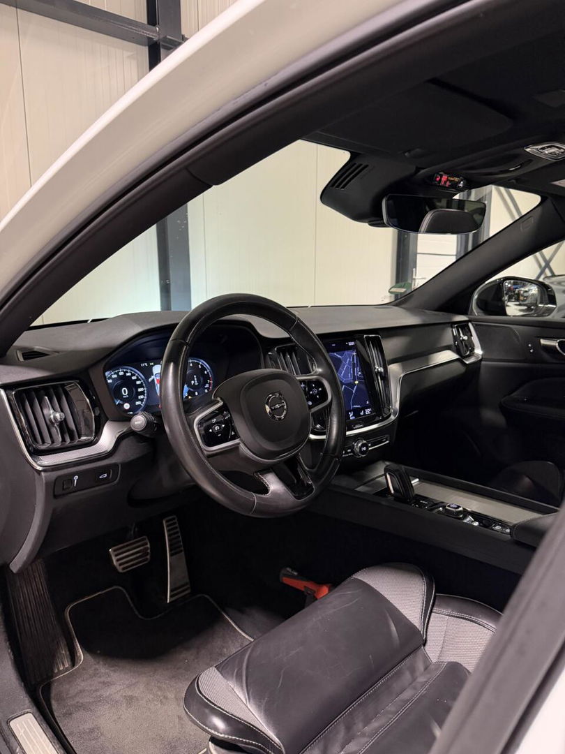 Volvo V60 2.0 B4 197PK R-Design Pano Camera H&K Leer Carplay