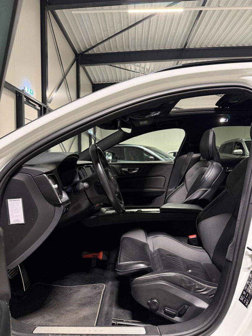 Volvo V60 2.0 B4 197PK R-Design Pano Camera H&K Leer Carplay