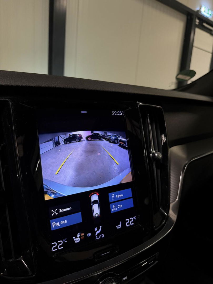 Volvo V60 2.0 B4 197PK R-Design Pano Camera H&K Leer Carplay