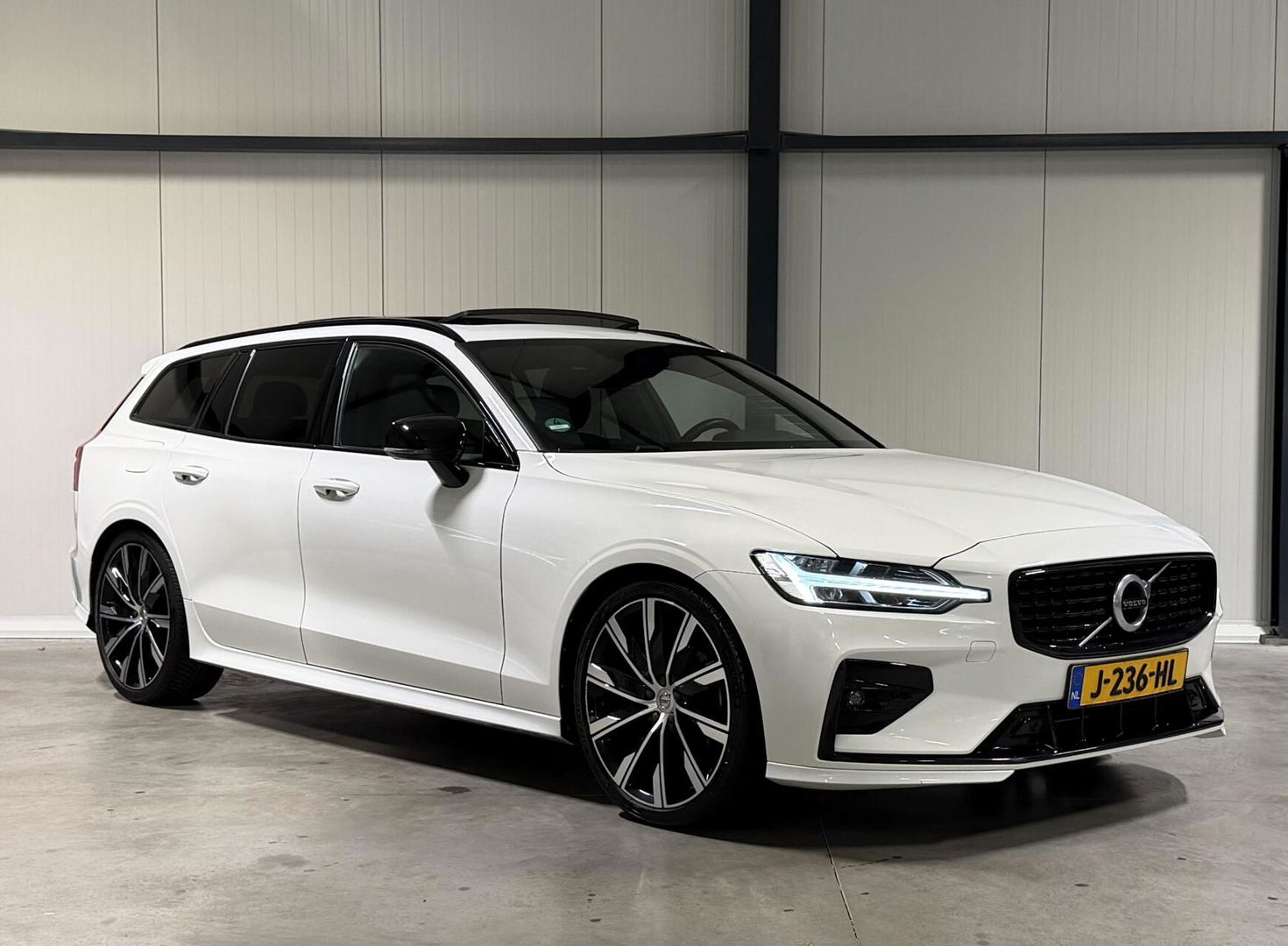 Volvo V60 2.0 B4 197PK R-Design Pano Camera H&K Leer Carplay