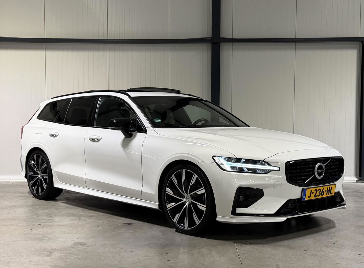 Volvo V60 2.0 B4 197PK R-Design Pano Camera H&K Leer Carplay