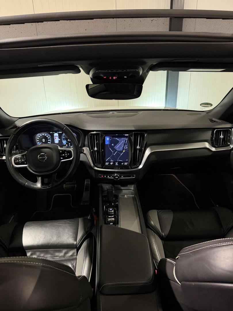 Volvo V60 2.0 B4 197PK R-Design Pano Camera H&K Leer Carplay
