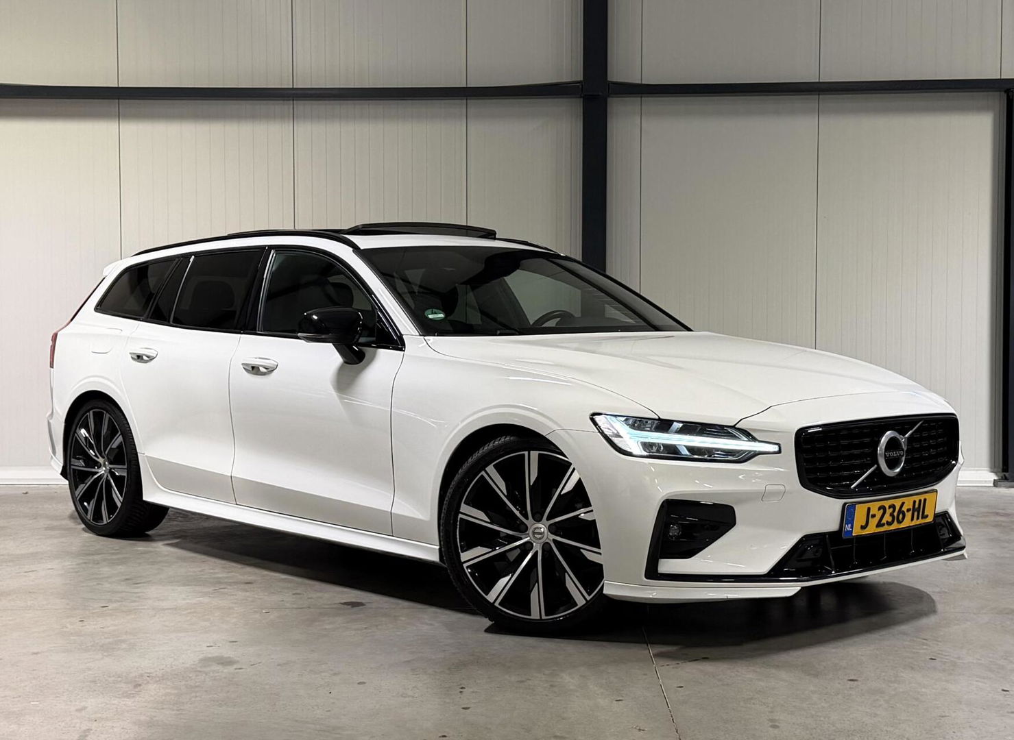 Volvo V60 2.0 B4 197PK R-Design Pano Camera H&K Leer Carplay