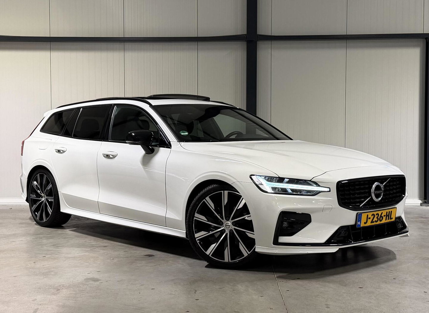 Volvo V60 2.0 B4 197PK R-Design Pano Camera H&K Leer Carplay