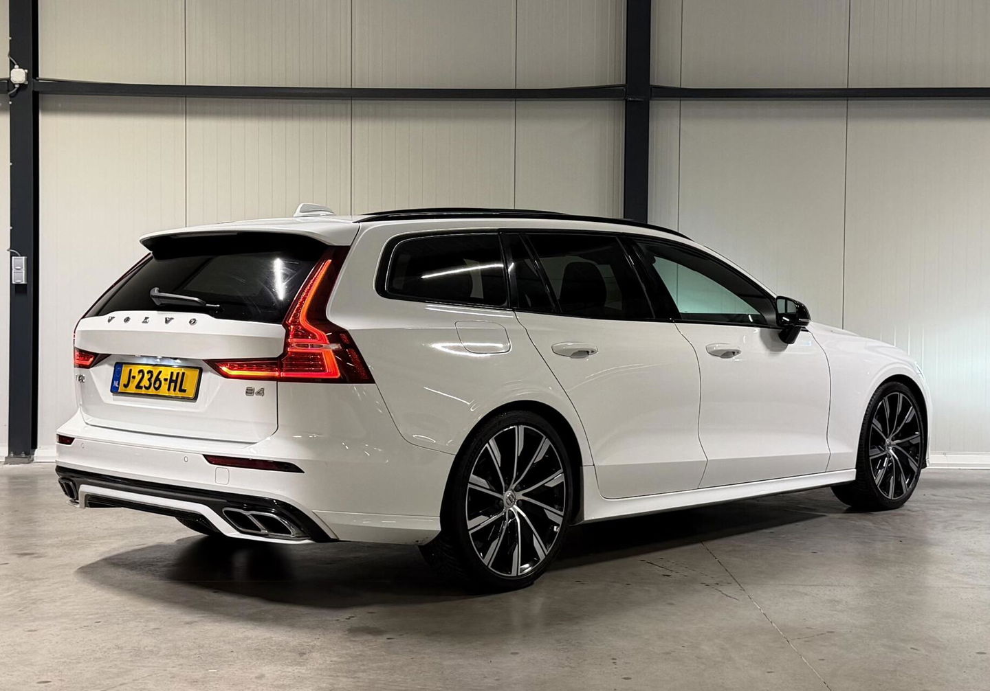 Volvo V60 2.0 B4 197PK R-Design Pano Camera H&K Leer Carplay