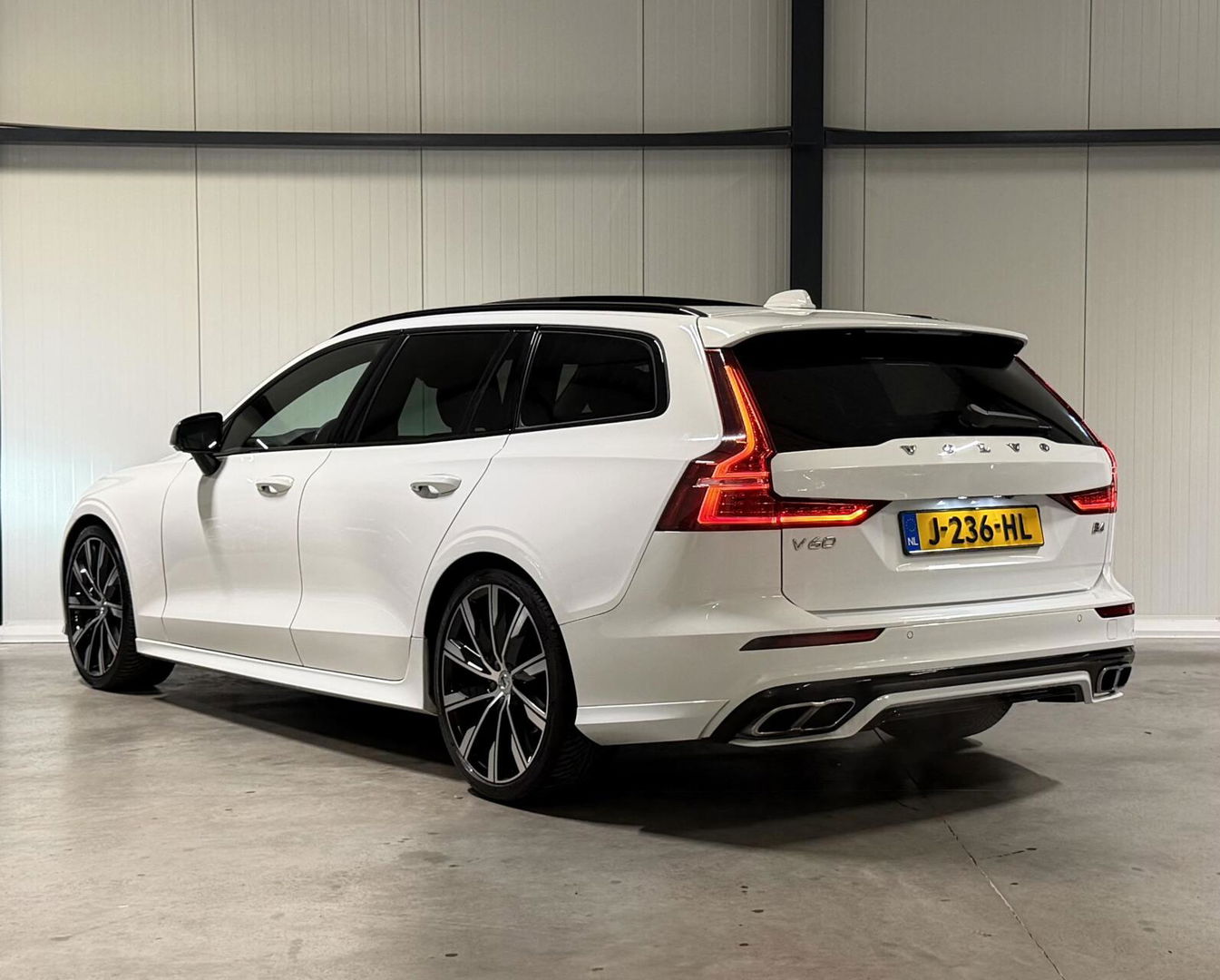 Volvo V60 2.0 B4 197PK R-Design Pano Camera H&K Leer Carplay