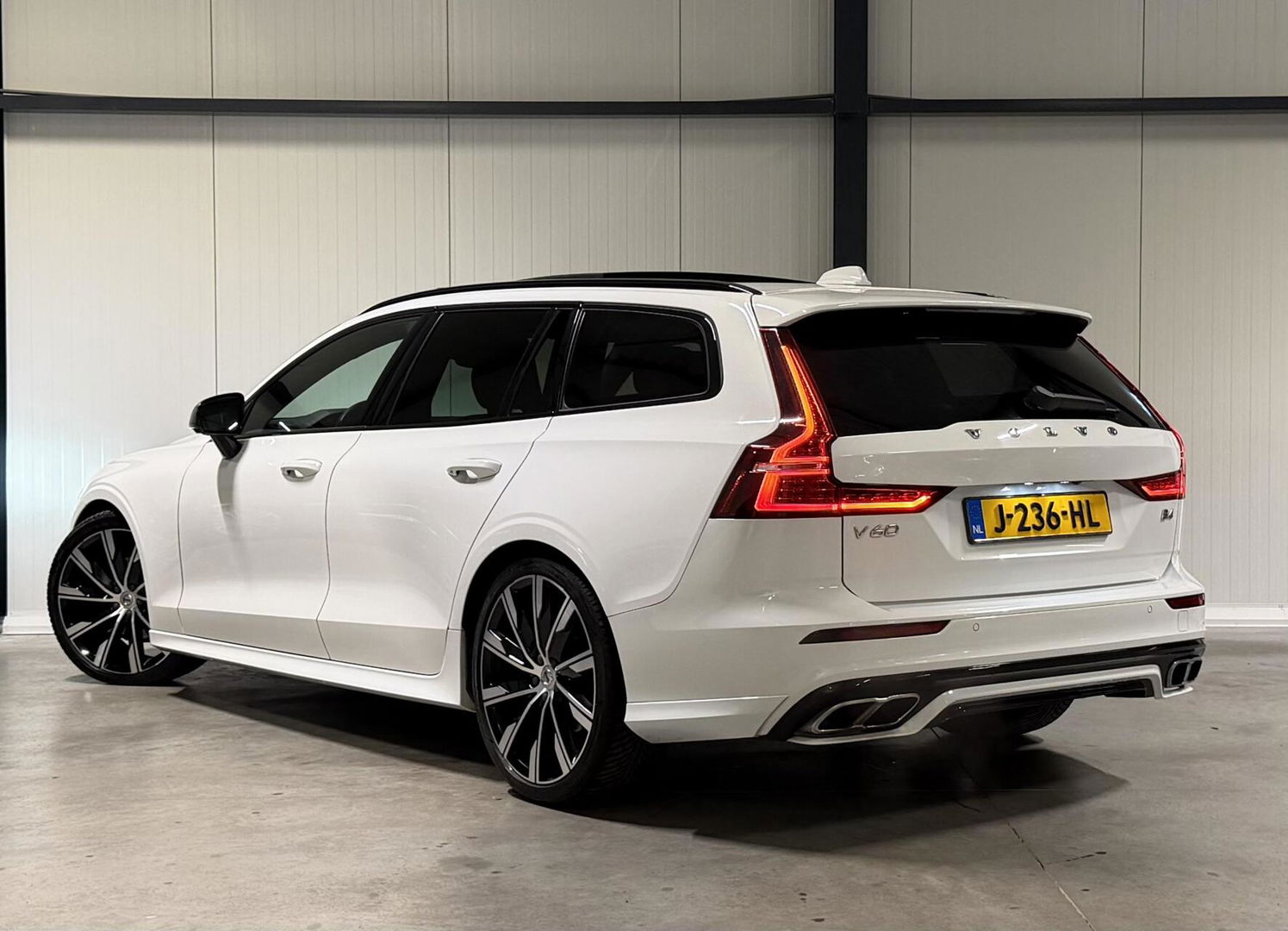 Volvo V60 2.0 B4 197PK R-Design Pano Camera H&K Leer Carplay