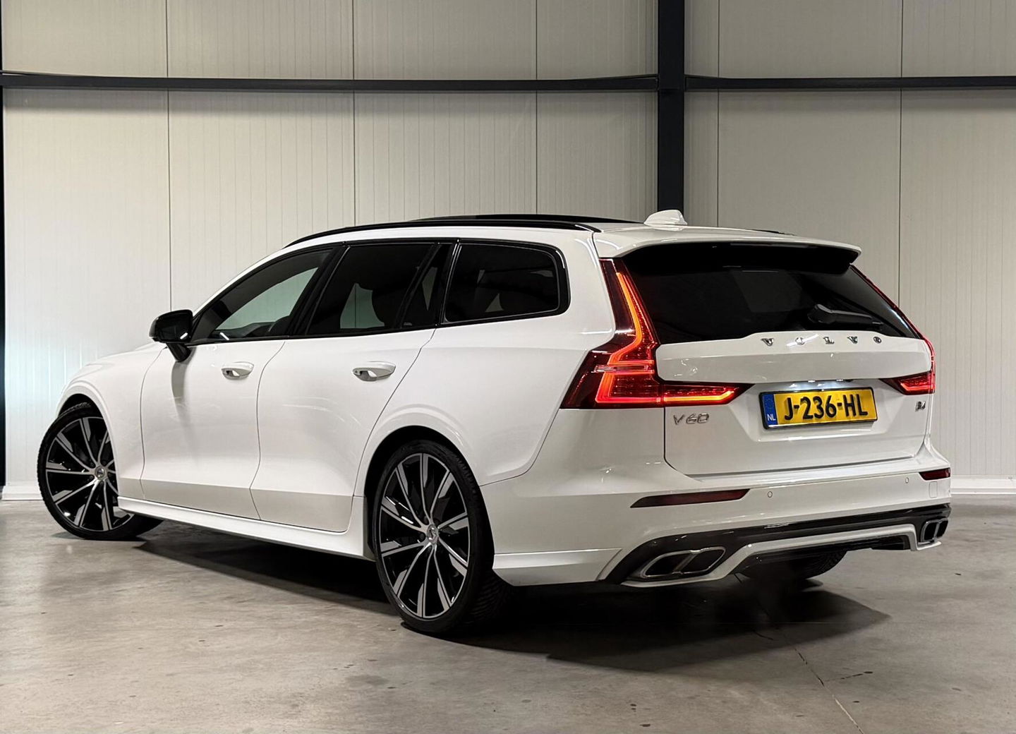 Volvo V60 2.0 B4 197PK R-Design Pano Camera H&K Leer Carplay