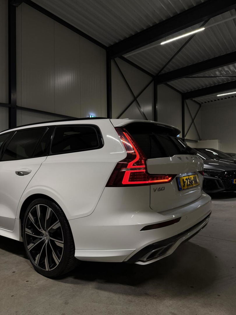 Volvo V60 2.0 B4 197PK R-Design Pano Camera H&K Leer Carplay