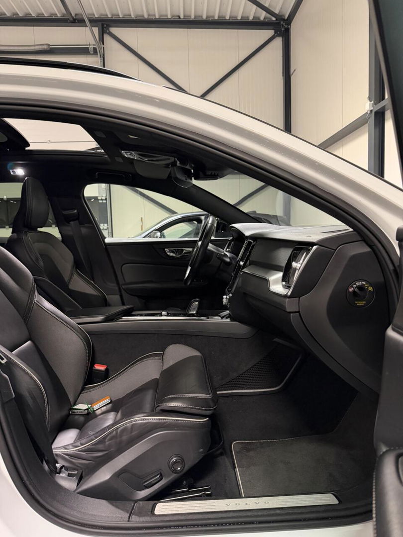 Volvo V60 2.0 B4 197PK R-Design Pano Camera H&K Leer Carplay