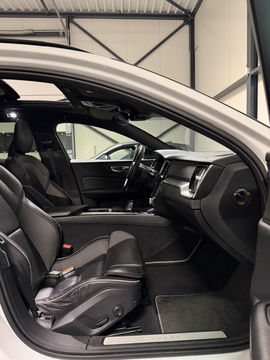 Volvo V60 2.0 B4 197PK R-Design Pano Camera H&K Leer Carplay