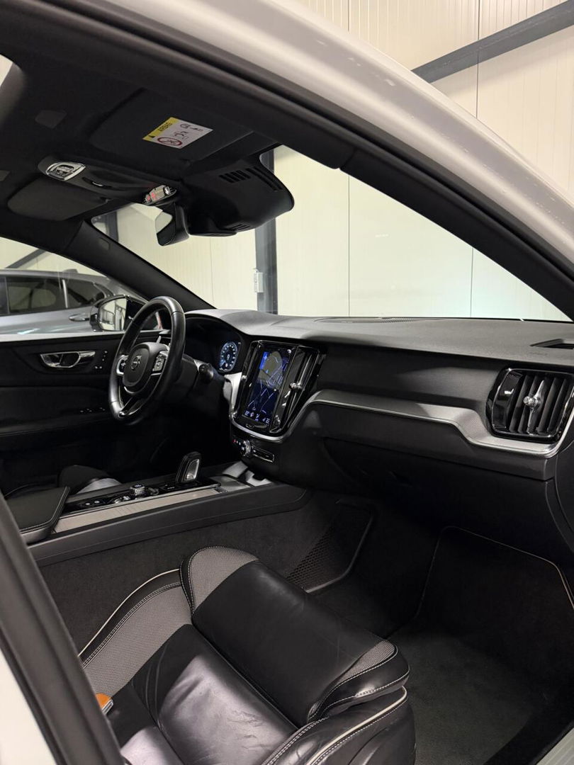 Volvo V60 2.0 B4 197PK R-Design Pano Camera H&K Leer Carplay