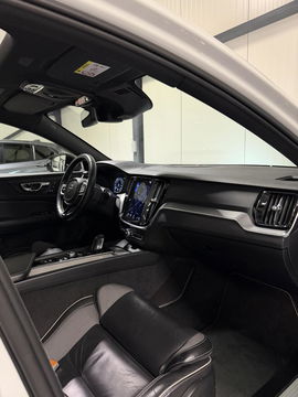 Volvo V60 2.0 B4 197PK R-Design Pano Camera H&K Leer Carplay