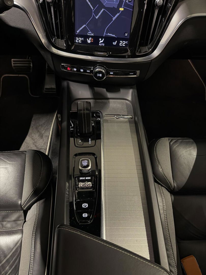 Volvo V60 2.0 B4 197PK R-Design Pano Camera H&K Leer Carplay