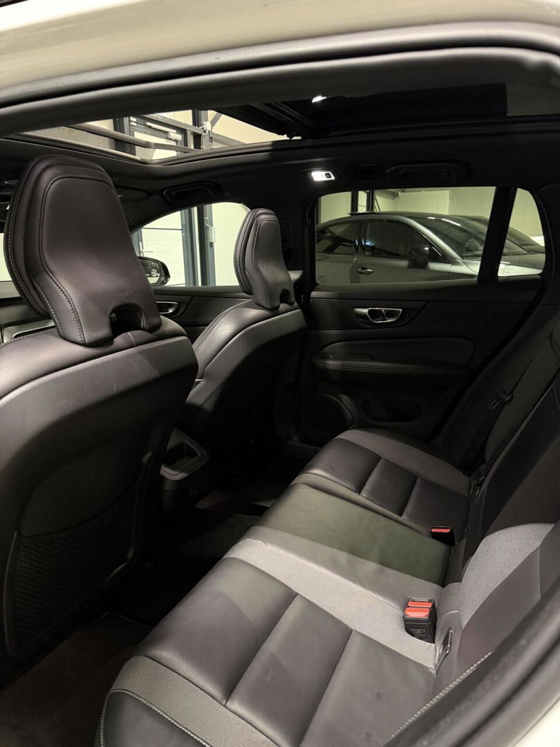 Volvo V60 2.0 B4 197PK R-Design Pano Camera H&K Leer Carplay