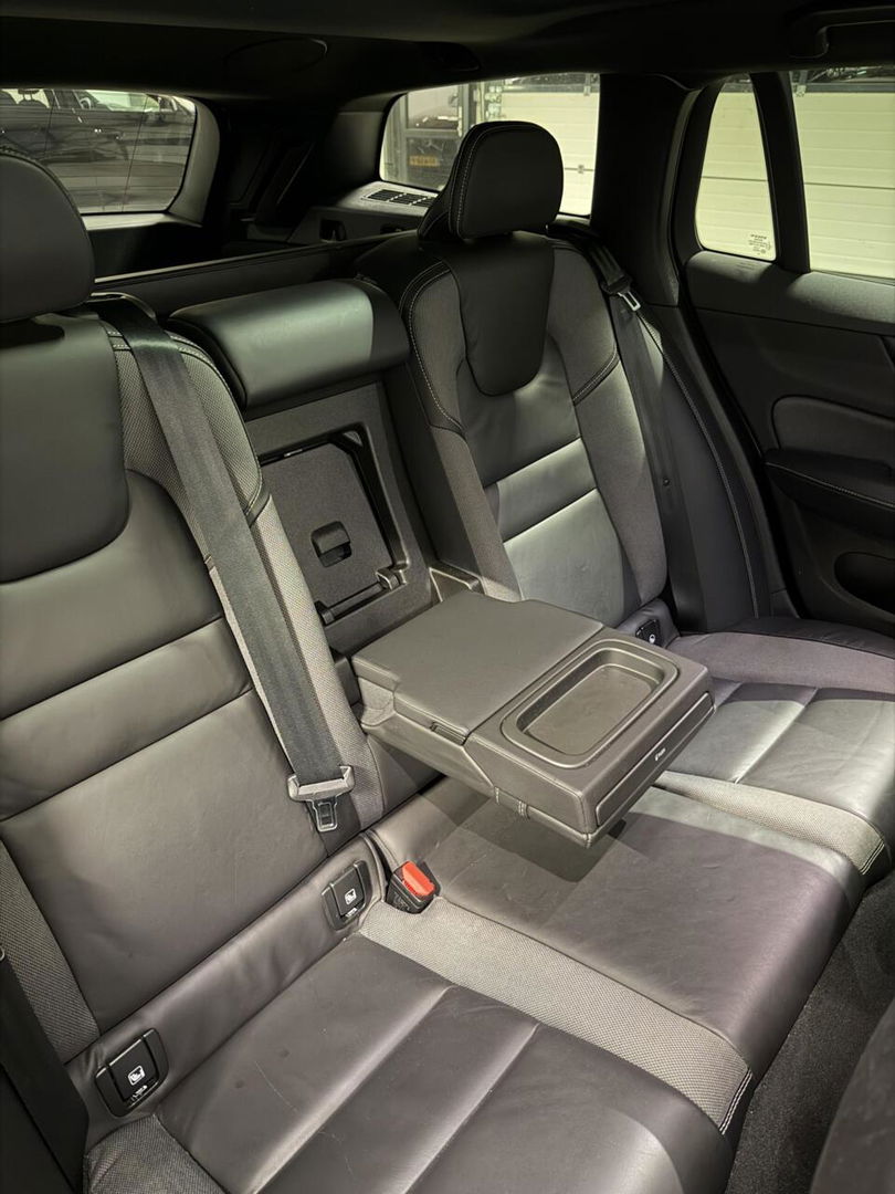 Volvo V60 2.0 B4 197PK R-Design Pano Camera H&K Leer Carplay