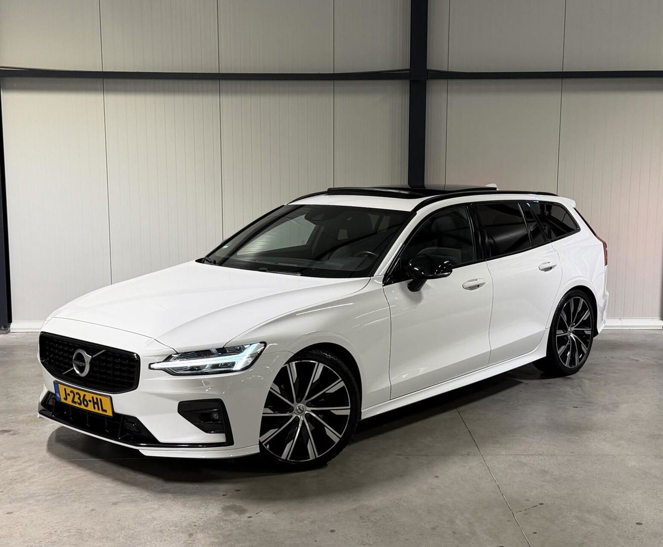 Volvo V60 2.0 B4 197PK R-Design Pano Camera H&K Leer Carplay