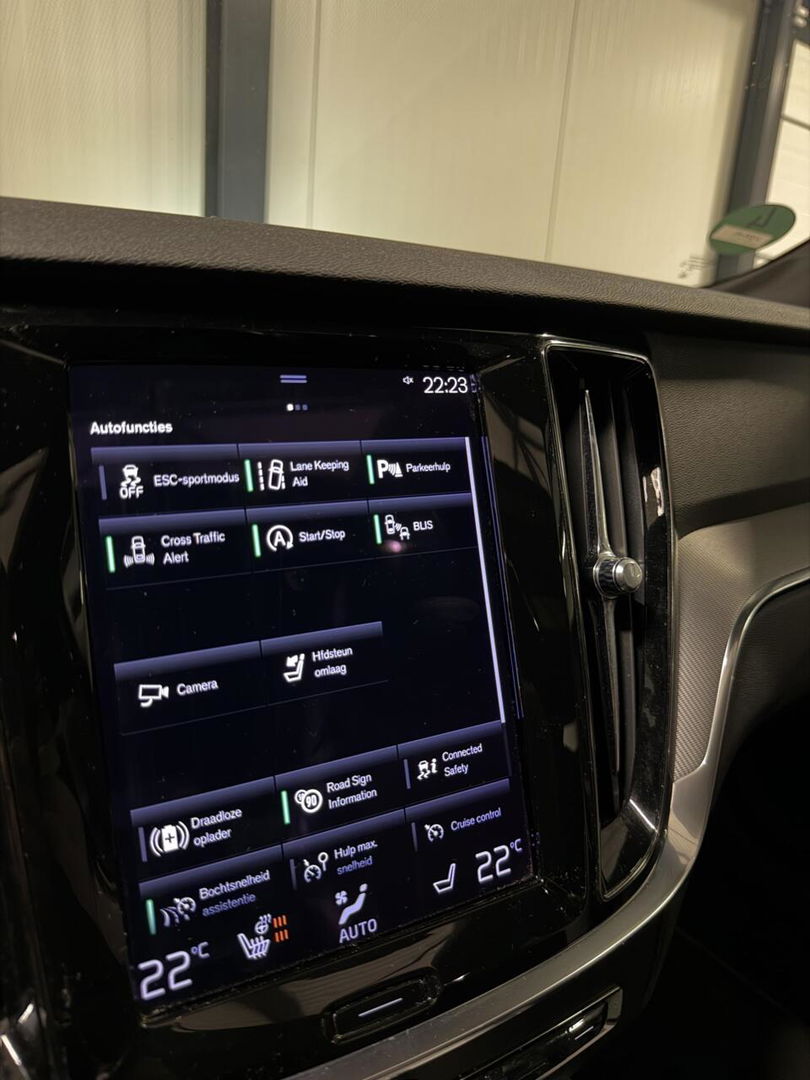 Volvo V60 2.0 B4 197PK R-Design Pano Camera H&K Leer Carplay