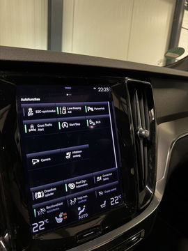 Volvo V60 2.0 B4 197PK R-Design Pano Camera H&K Leer Carplay