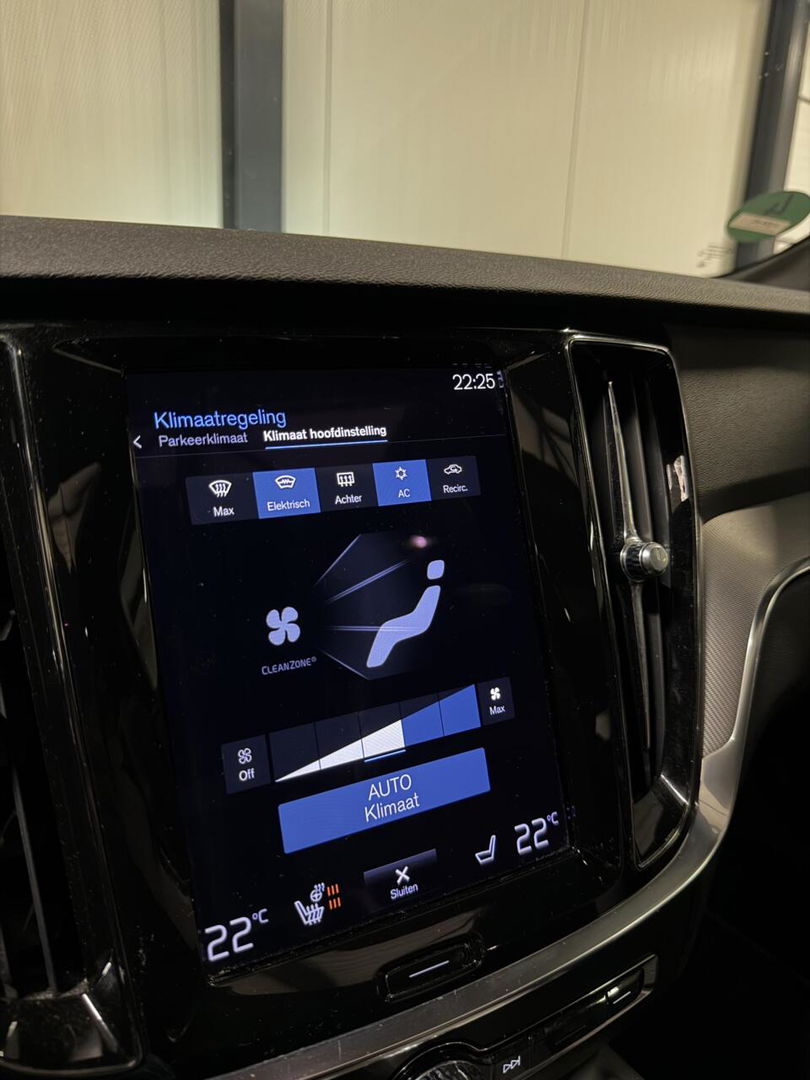 Volvo V60 2.0 B4 197PK R-Design Pano Camera H&K Leer Carplay